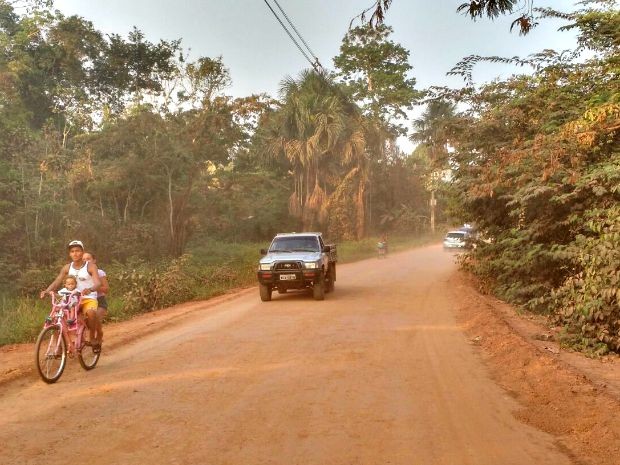 Morador não aprova nova pavimentação e diz que o local continua com o mesmo problema de poeira (Foto: Iryá Rodrigues/G1)