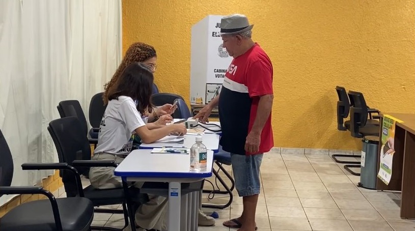 Aposentado Davi de Carvalho no exercício da democracia 