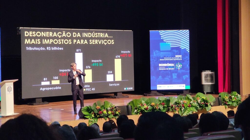O encerramento do fórum contou com a palestra do economista Ricardo Amorim, reconhecido como um dos principais influenciadores brasileiros em economia e negócios