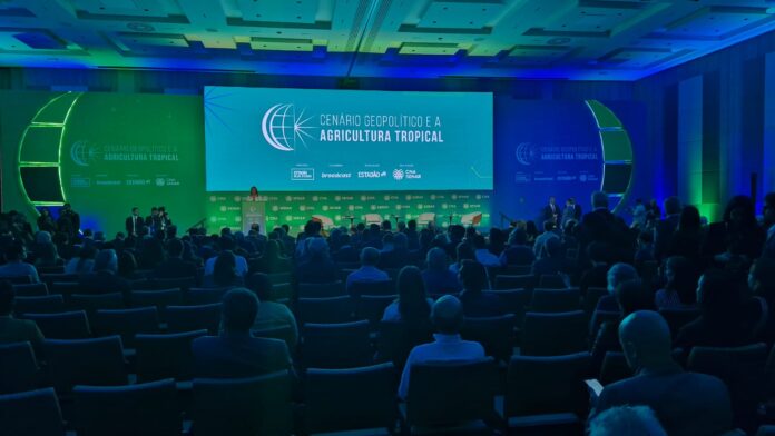 O encontro reuniu especialistas de renome nacional e internacional para discutir os impactos das transformações geopolíticas sobre o setor agropecuário global.
